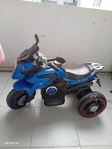 Uşaq elektrik motosikleti – 3 təkərli, mavi rəng - Model üzərində