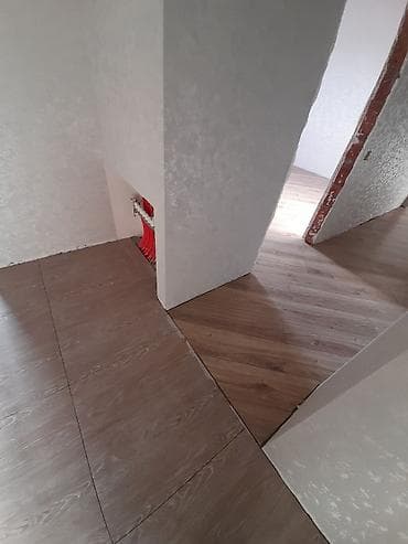 taxt doşəyi: Məhsul: Ağ daxili qapılar və dekorativ divar örtüyü (daş/mermer — 8