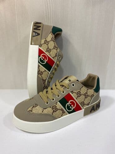 beqa üçün qadın krossovkaları: Bej rəng palitrasında şık kişi/kadın krossovkası. Üzərində monoqram — 4