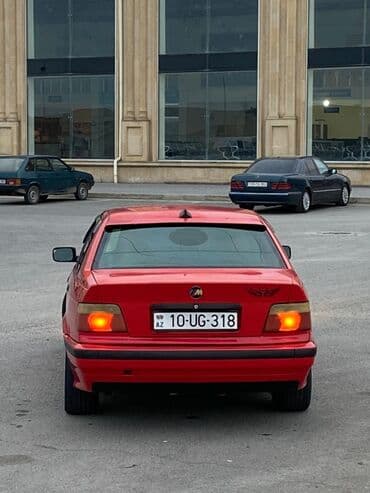 фольксваген пассат 1 8 турбо: Qırmızı rəngli sedan avtomobil Xüsusiyyətlər: - Korpus: 4 qapılı — 6