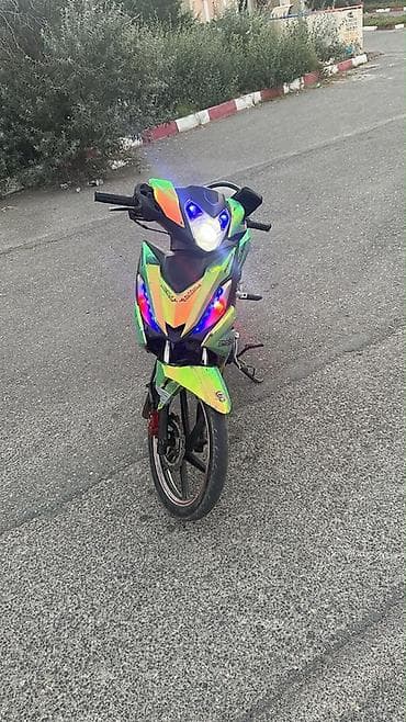 elikdirikli sukuter: Sport üslubunda skuter/moped - Parlaq, xameleon tipli yaşıl-sarı — 1
