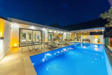 дом с бассейном: 200 м², 2 комнаты, С бассейном — 2