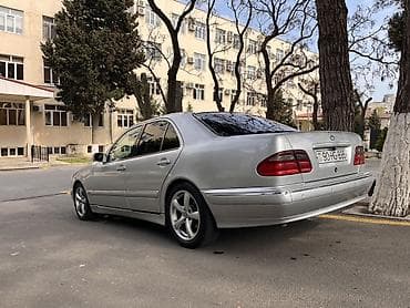 keys sat: Mercedes-Benz E-Class (W210) sedan, gümüşü rəng. - Kuzov: 4 qapılı — 4
