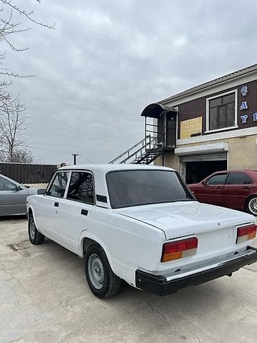 disklər təkərlər: VAZ 2107 sedan – klassik dizaynlı, ağ rəngdə. Texniki və dizayn — 7