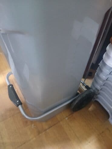 zibil qutusu: Müxtəlif ölçülərdə və rənglərdə Goodbin zibil qutuları. Bu zibil — 9