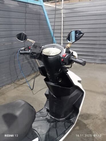 Ağ rəngli şəhər skuteri - Kuzov: aqressiv dizaynlı ön panel, ikili — 4