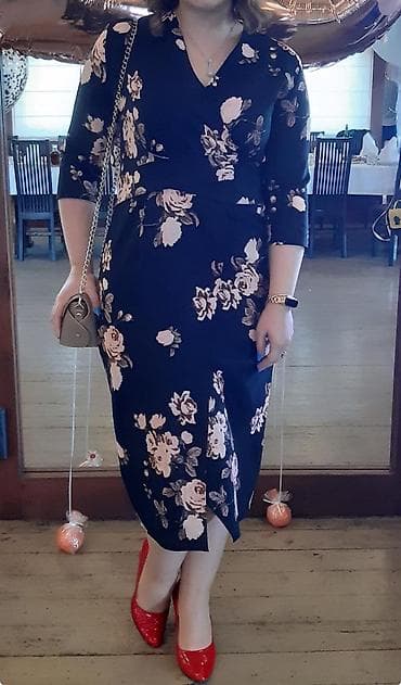 Qadın paltarı – çiçək naxışlı, tünd fonda - Model: midi uzunluqda