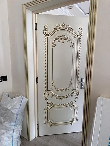 Klassik dizaynlı daxili otaq qapısı. Rəng: krem-ağ fon, qızılı kontur