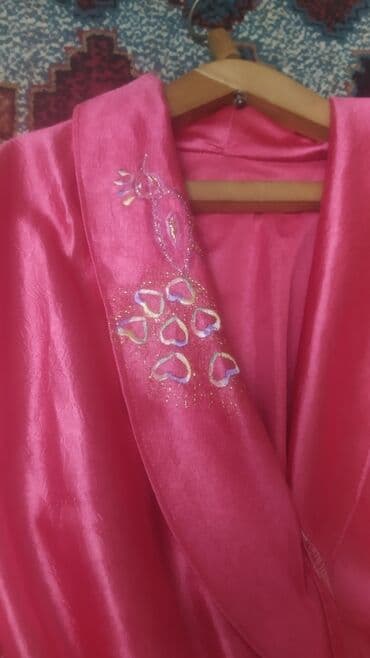 Пальто: Халатик почти новый с яркой вышивкой. из джеиза,вообще не носила.Идет — 3