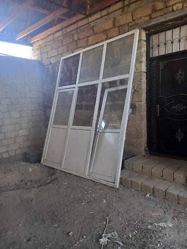 Məhəccərlər: PVC pəncərə–qapı blokları - Material: ağ rəngli PVC profillər, şüşə — 1