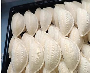 10 reqemli tort sekilleri: Dəyirmi formalı şəkərbura, üzərində incə naxışlar və yüngül parıltı — 7