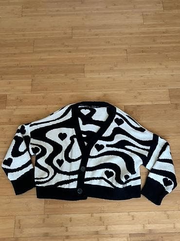 usta geyimi: Stradivarius kardiqan və shein sweatshirt 20 MANAT - Model: qara-ağ — 1