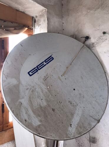 GES markalı, boz rəngli, dairəvi formalı peyk antenası. Bu antena