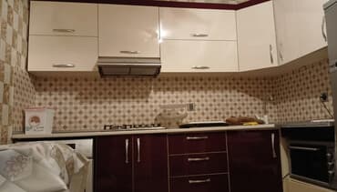 Mətbəx mebeli dəsti - Dizayn: L formalı, yuxarıda krem rəngli parlaq