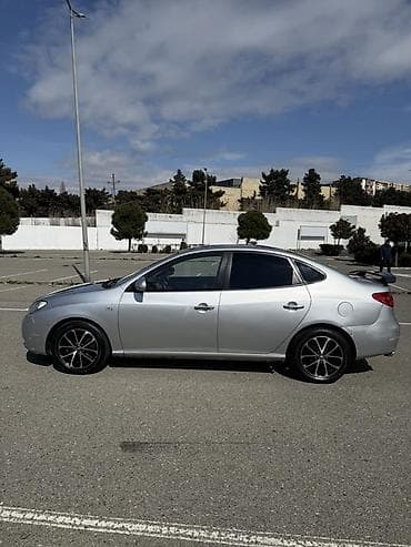 tesla model 3: Hyundai Elantra sedan – gümüşü rəng, Azərbaycan nömrə nişanı — 6