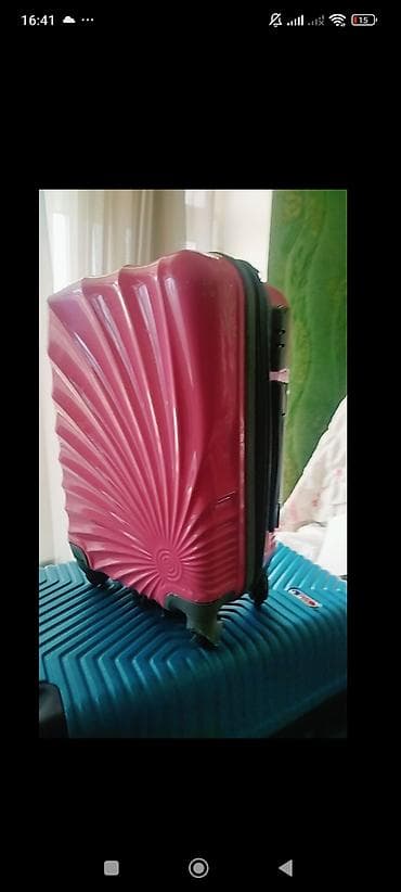 Sərt korpuslu çamadan – çəhrayı rəngdə, relyefli “fan” naxışlı dizayn