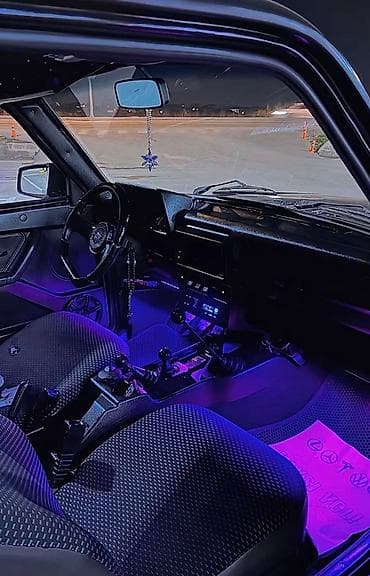 rengli işıq: LADA Niva (qara rəng, 3 qapı, 4x4) – şəhər və off-road üçün klassik — 4