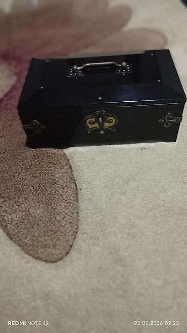 sandığ: Qara dekorativ sandıq/şkatulka - Material: sərt korpuslu, parlaq qara — 1