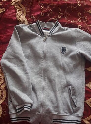 uzun kurtqa: Boz rəngli, fermuarlı idman gödəkçəsi. - Model: klassik bomber üslubu — 1