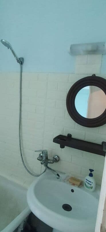 masallı günlük kirayə evlər: Memar Əcəmi metro yaxınlığında 5/5 mərtəbə, 2 otaq tam əşyalı mənzil — 5