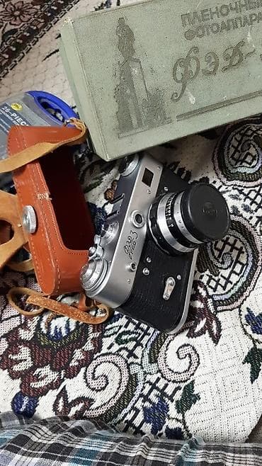 Фото и видеокамеры: SSRİ istehsalı olan və lentlə işləyən FED 3 fotoaparatı. Təbii dəri — 2