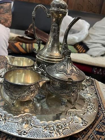 zerif cay: Zərif naxışlarla işlənmiş dekorativ servis dəsti. Dəstə böyük dairəvi — 2