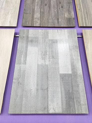 Ağ-boz tonlarda taxta fakturalı laminat döşəmə paneli - Rəng: soyuq — 1