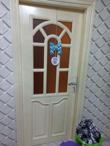 ev qaplsl: Ağ rəngdə, şüşəli daxili otaq qapısı. Qapının yuxarı hissəsində — 7