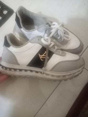 qizil qiymet: Ağ–boz rəng çalarlarında idman ayaqqabısı - Üst material: ağ — 2