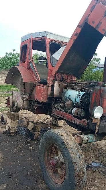 toyota corolla arxa stop: Sovet istehsalı təkərli traktor (kabinalı), qırmızı rəng. Texniki — 2