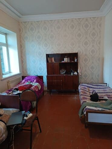 ən ucuz günlük kirayə evlər: Kirayə təklif olunan bu mehle evi divar kağızları ilə bəzədilmiş geniş — 1