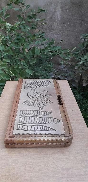 oyun alanı: Qoz agaci materialdan hazırlanmış, əl işi nard dəsti. Üzərindəki oyma — 2