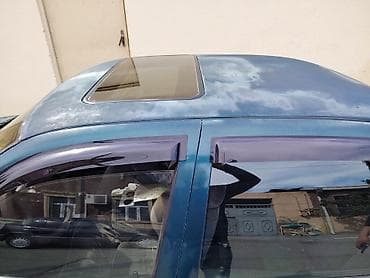 Opel sedan, mavi rəng. 4 qapı, lyuklu dam. Mexaniki sürətlər qutusu