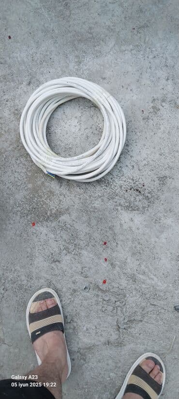 катушки для проволоки: Ağ rəngdə, sarğı şəklində olan kabel. Elektrik işləri və ya digər — 3