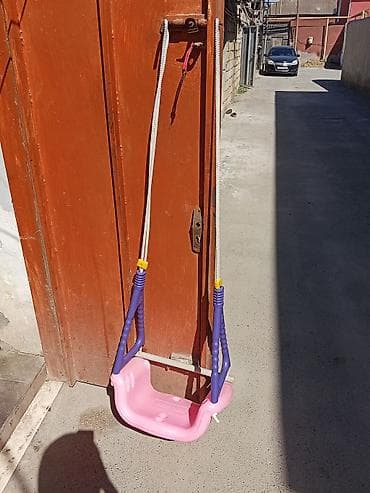 oyuncaq at: Uşaq yelləncəyi - Rəng: çəhrayı oturacaq, bənövşəyi tutacaqlar - — 1