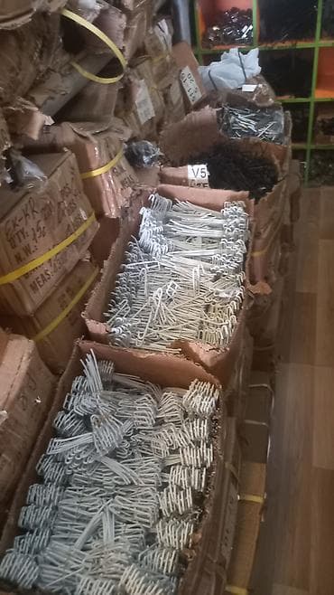 Rəf vitrinləri: Geyim asılqanları – geniş seçim - Materiallar: ağac, plastik, metal — 10