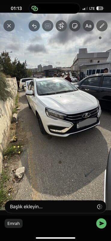 ваза стеклянная прозрачная высокая без узора: Lada Vesta, ağ rəng, sedan kuzov. - Müasir ön optika və LED gündüz — 1