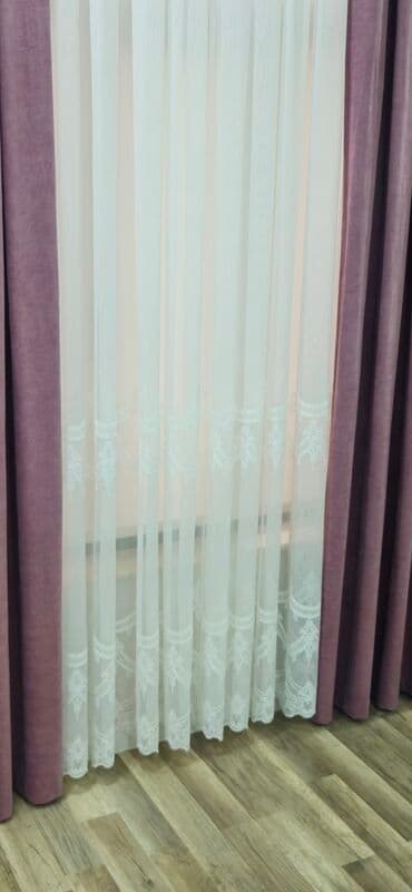 ucuz tul: Bu dəst tünd bənövşəyi rəngli iki qalın pərdədən və ortada yerləşən ağ — 3