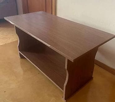 ofis stolu: Açıq qəhvəyi rəngdə, klassik üslubda salon sehpası/çay masası. - — 1