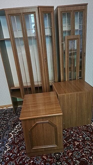 dus kabin: Klassik üslubda vitrindən ibarət qonaq otağı mebel dəsti. Tərkibi: - — 1