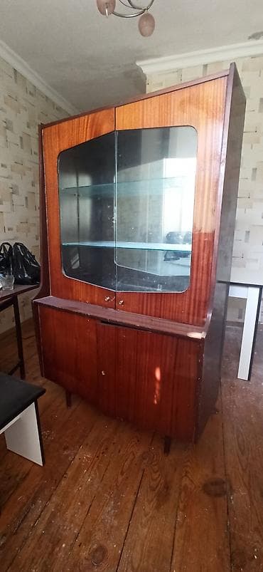 klassik qorka: Sovet dövrünə aid klassik mebel dəsti - Vitrin şkaf: üst hissədə şüşə — 1