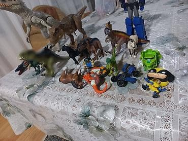 oyuncaq robot: Uşaq oyuncaqları dəsti – Dinozavrlar, fiqurlar və robotlar Məzmun: - — 8
