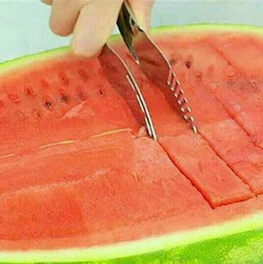 kartof kesen: Qarpız kəsən . Kəsilmiş dilimləri həmən “kəsən”lə götürüb qablara — 3