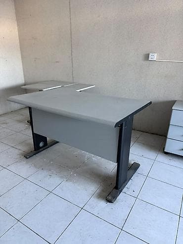 шкаф пенал: Qiymet hamisi 150 Azn Ofis mebelləri dəsti Tərkib: - 2 qapılı — 4