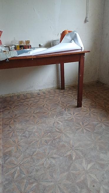 Taxta masa - Material: masif ağac (bərk taxta). - Rəng: tünd qəhvəyi