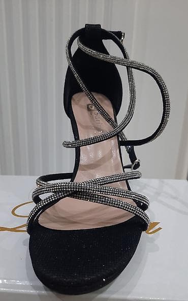 Basanoşka və səndəllər: Qadın üçün zərif yüksək daban sandal - Rəng: qara - Üst hissə — 1