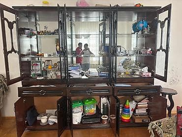qonaq: Klassik dizaynlı böyük vitrin-dolab dəsti. - Material: taxta karkas — 2