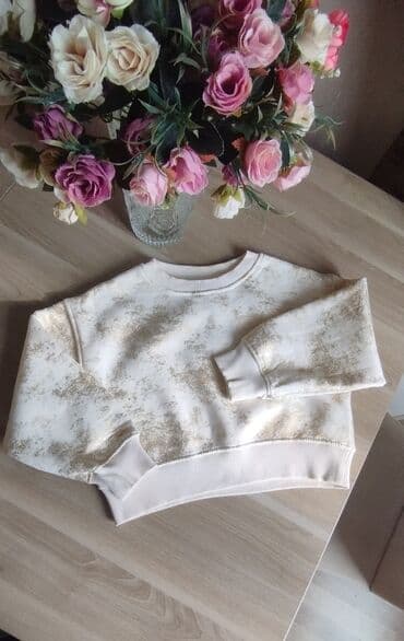 Uşaq üçün switshirt - Rəng: süd ağ əsas, üzərində qızılı parıltılı