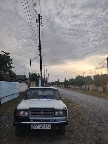 ucuz avto: VAZ 2107, ağ rəng, sedan kuzov. Xüsusiyyətlər: - 4 qapılı, arxa — 2