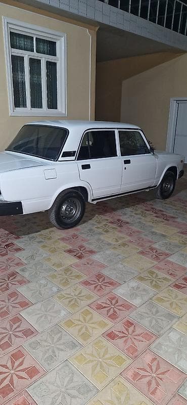 suse butulka: VAZ 2107, ağ rəng, sedan kuzov. Klassik dizaynlı 4 qapı, arxa — 4